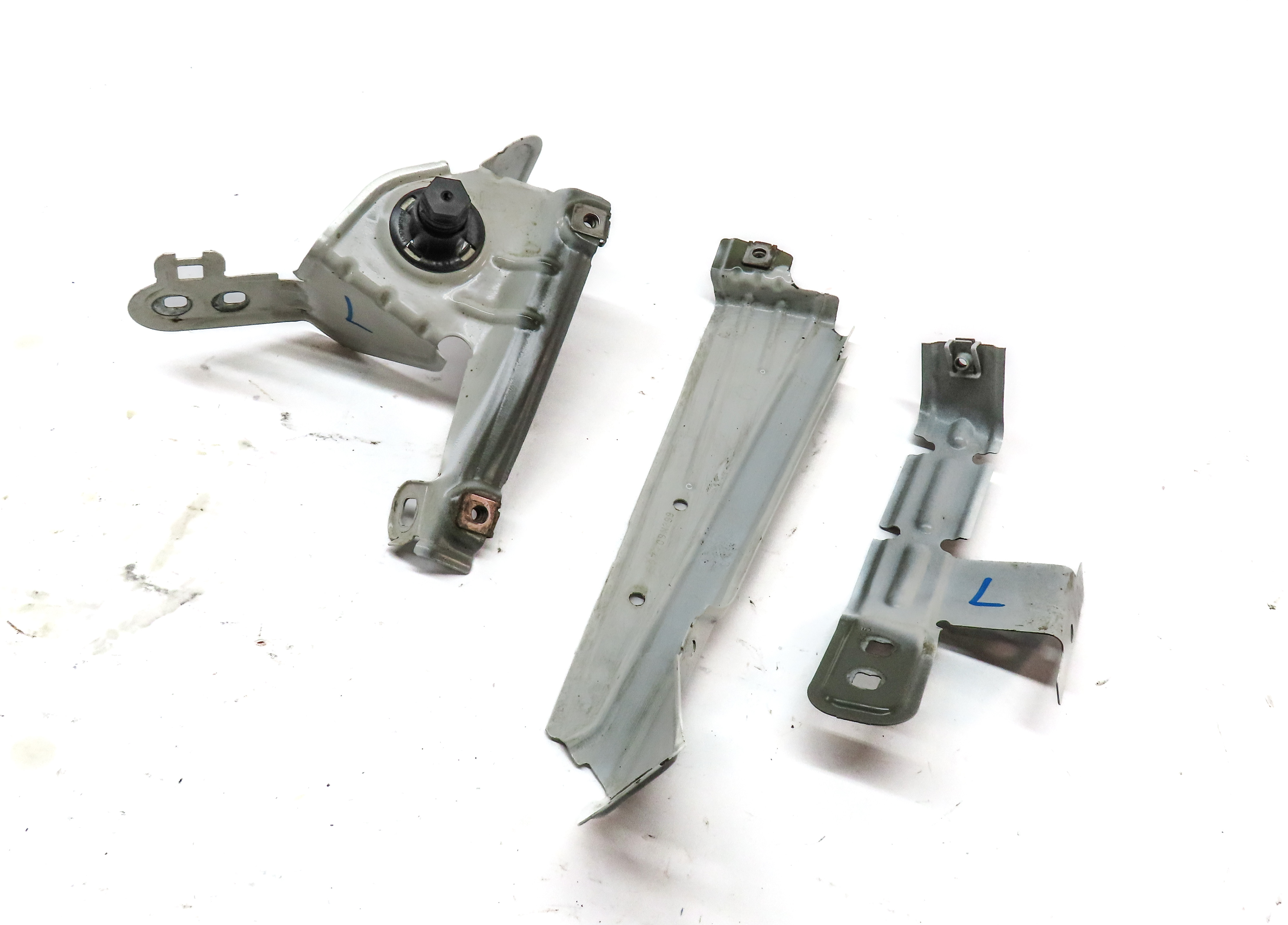 2014 BMW X3 (F25) FRONT LEFT DRIER FENDER MOUNT BRACKET SET-3 — exact item pictured